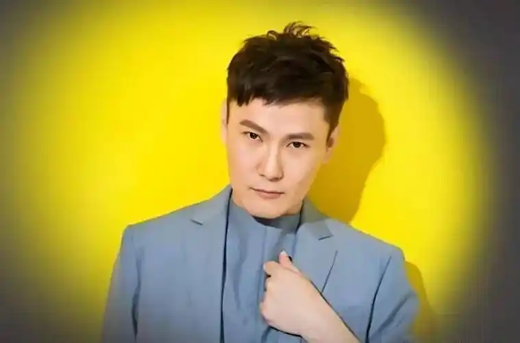 1997年,迫于压力朱小妹随父母离开去了国外,临走时没有告知张信哲,想