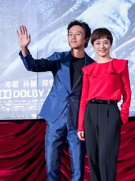孙俪和邓超一起亮相秀恩爱,红色荷叶边衬衫搭配西装裤,减龄洋气