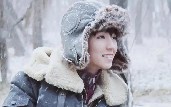 王俊凯帅气剧照,气质干净温暖,笑容融化了冰雪