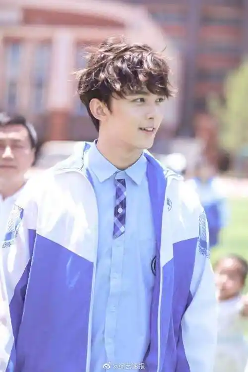 谁还没穿过校服拍过照#校服吴磊少年感也很好嗑