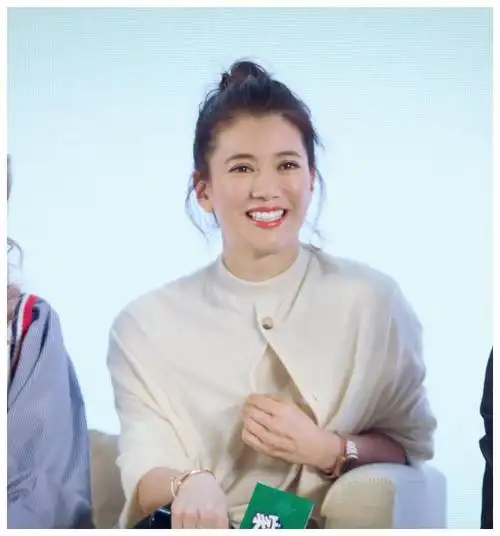 被袁咏仪美到47岁穿毛衣搭丸子头如少女真美得入骨了