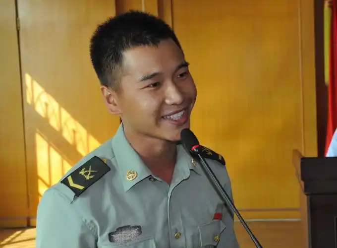 图为驻地部队战士朗诵《军魂闪闪》节选