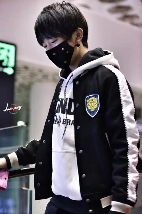 易烊千玺超话2015 /0228 /150228深圳飞长沙笑起来的眼睛#易烊千玺