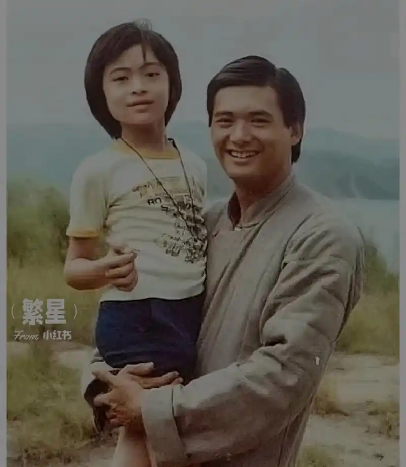 这是1980年,7岁的樊少皇被25岁的周润发抱在怀中时的合影,那时候