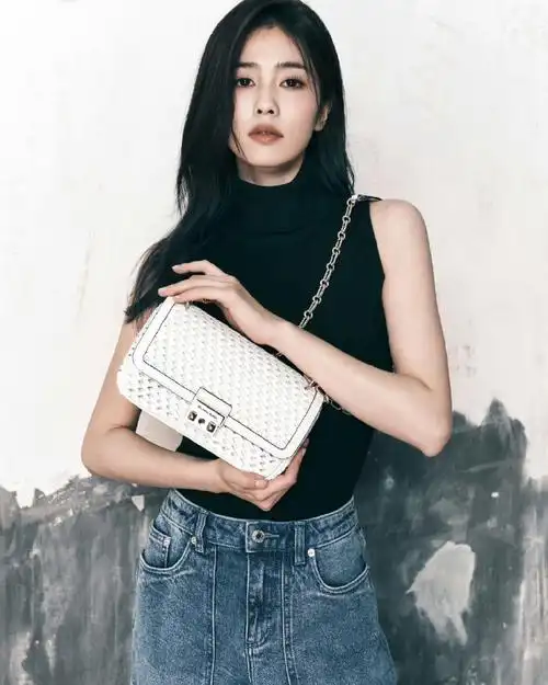 白鹿最新品牌大片 黑色高领背心 工装牛仔裤  高智姐感～好飒#白鹿