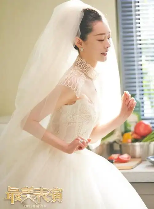 宋轶在最美表演的婚纱剧照放出洋溢着幸福微笑的她美极了