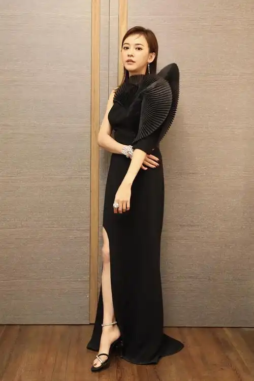 陈意涵亮相台北电影节 颁发最佳导演奖