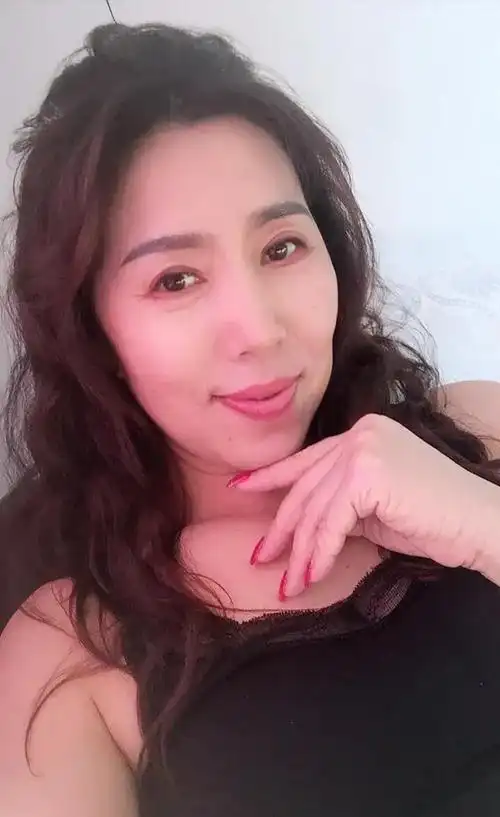 人到中年的大姐虽然没有年轻女孩的容颜但依旧风情万种