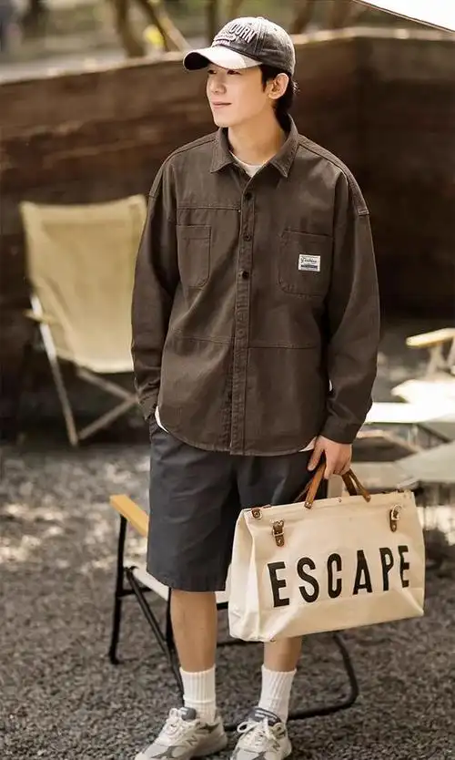 落肩剪裁,能够很好的展现宽阔肩线,对于任何一种身材的男士都很包容.