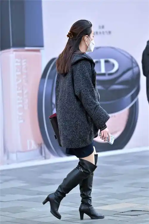 过膝长靴冬季的经典搭配也穿出自己的风格