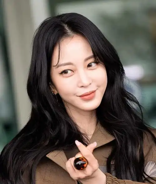 韩艺瑟晒与宣美甜蜜自拍,一个成熟一个少女,都太会保养了