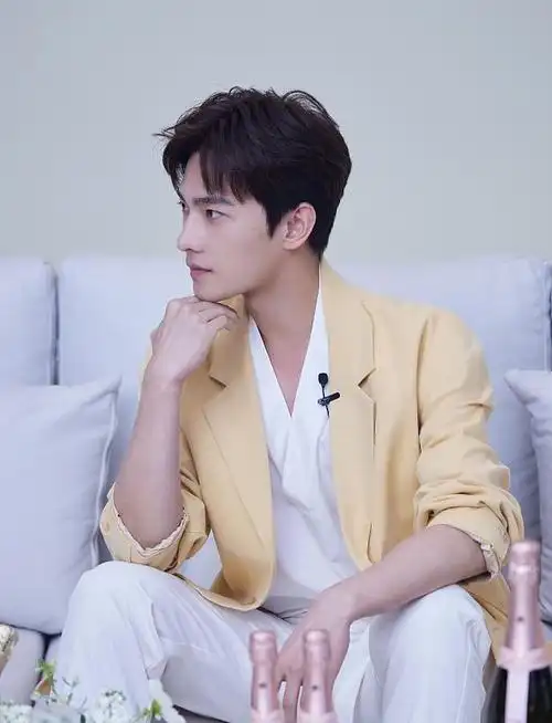 杨洋黑色西装搭配寸头好帅(杨洋不愧是34)8