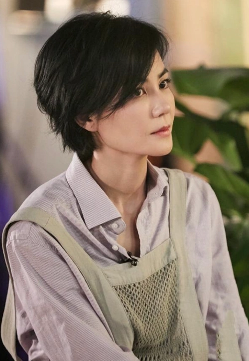 52岁王菲晒近照短发灵动保养好小肚腩突出疑似发福