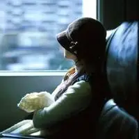 一个人坐在窗边想着自己的过去孤独伤感女生头像