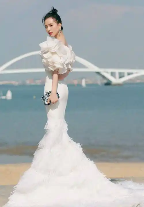 刘诗诗海边美拍,一袭包臀鱼尾裙身姿优雅,宛如行走的"白天鹅"_时尚