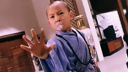 "释小龙"演绎最强少林弟子,叼着奶嘴吊打老外,这电影太经典