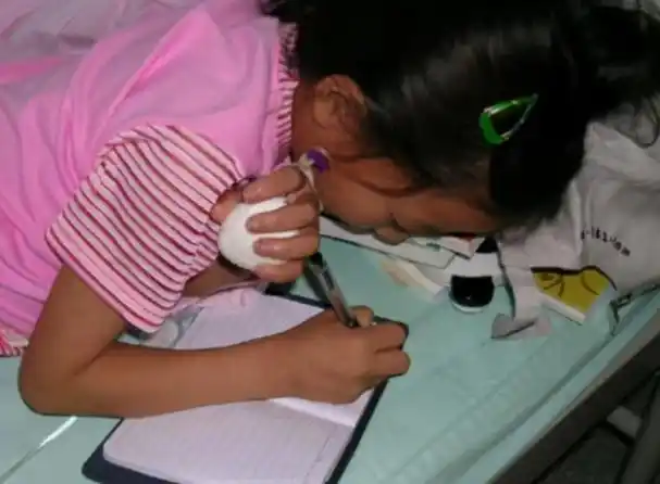 回顾8岁女孩患癌症偷偷写放弃治疗书等死只为不想连累家人