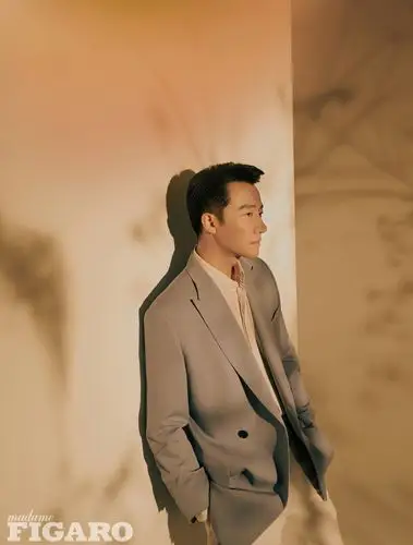 男星西装造型展现独特魅力