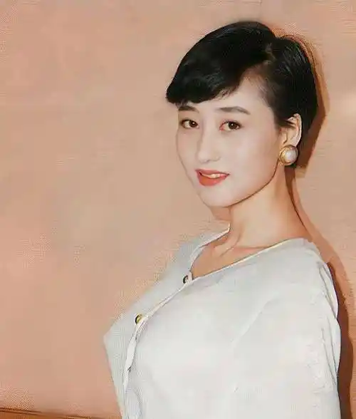 利智赌王("人间尤物"利智:让66岁赌王一见钟情,李连杰为她"卖身"还债)