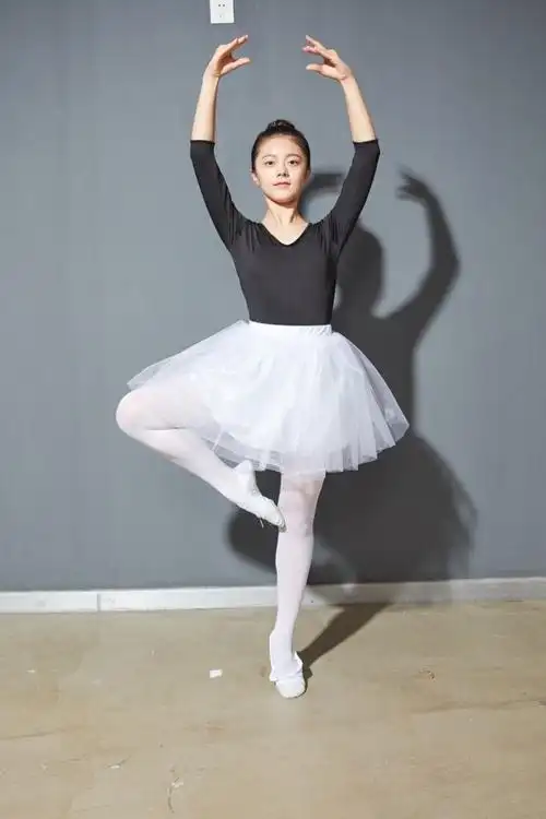 董子健旗下赵今麦,穿少女裙跳芭蕾太惊艳,难怪成新一届国民闺女