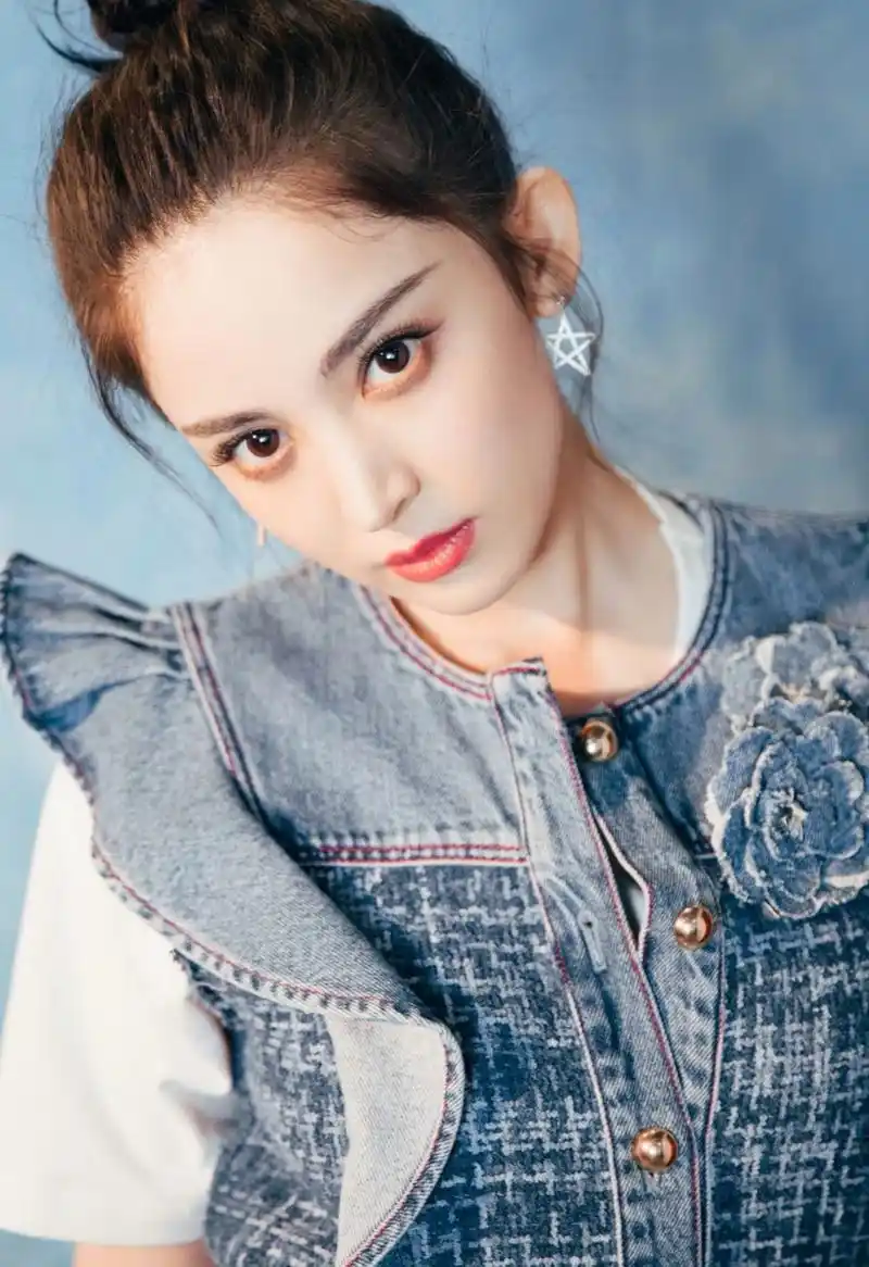 古力娜扎牛仔裙美照,光鲜亮丽美丽动人,太迷人了!