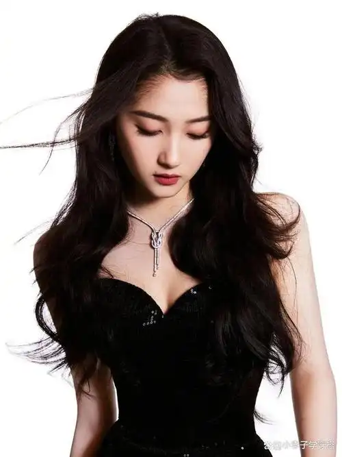 关晓彤黑色无袖连身短裙,展现白皙手臂,和纤细长腿气质绝佳