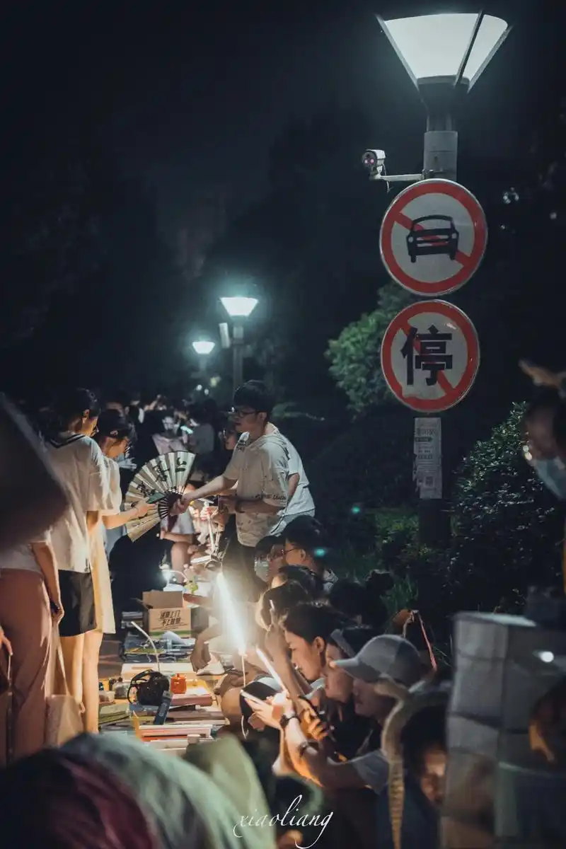 大学 摆摊儿 微风 都是青春的气息!#摄影 #大学生活 #我 - 抖音