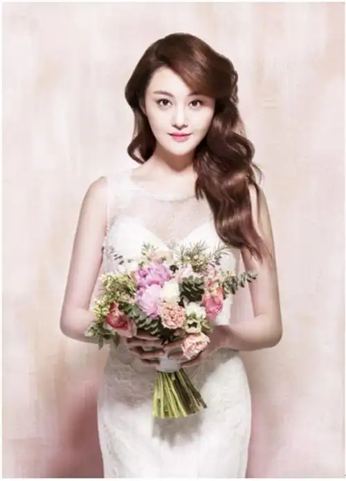 郑爽花仙子端庄婚纱照