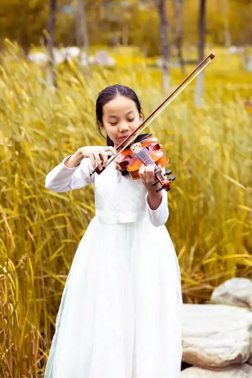 瑶瑶小提琴演奏巜我爱你中国》