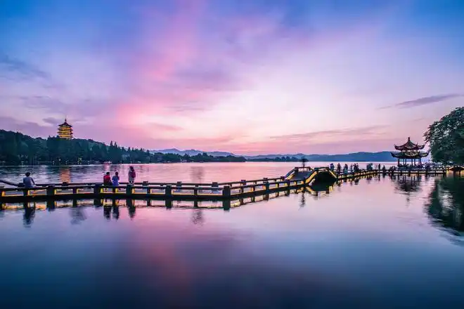 西湖的明丽融汇在歌词中,为我们绘制了一幅繁华的杭州都市全景图
