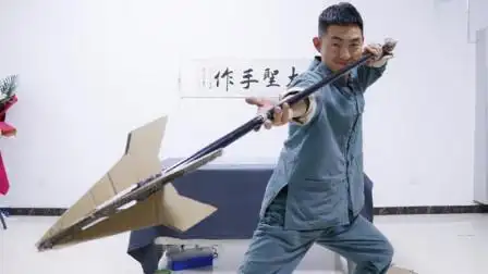 手工达人大圣用纸板做赵云的枪很是炫酷