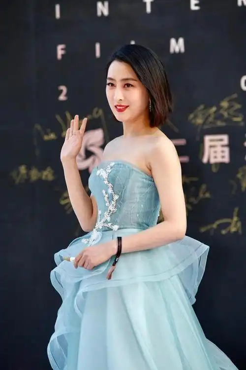 马苏水蓝色抹胸礼服精致优雅.