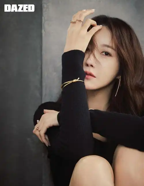 韩国女艺人李智雅最新杂志写真熟女气质魅力足