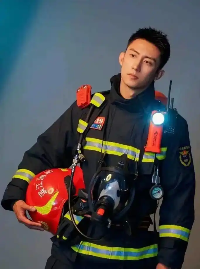 帅的不是这个人,而是这身#制服 啊 #黄景瑜 #龚俊 #图文 - 抖音