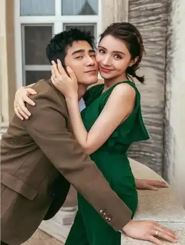 姜潮麦迪娜庆结婚纪念日姜潮手持结婚证亲吻老婆麦迪娜披婚纱好美