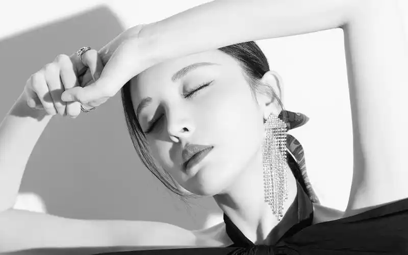 古力娜扎丝巾马尾高清桌面壁纸