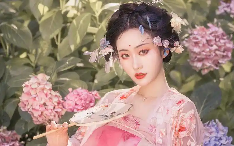花海中的温婉古装美女气质写真