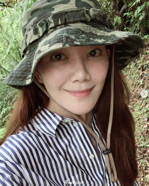 6月1日晚,梁静茹在社交平台晒出一组外出登山的照片,她戴着遮阳帽素颜