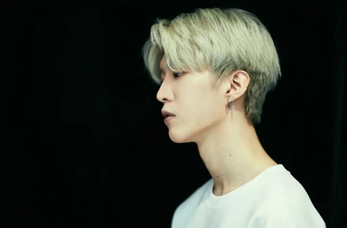 《偶像练习生》范丞丞帅气照,原来脖子和脸蛋都有特殊"记号"