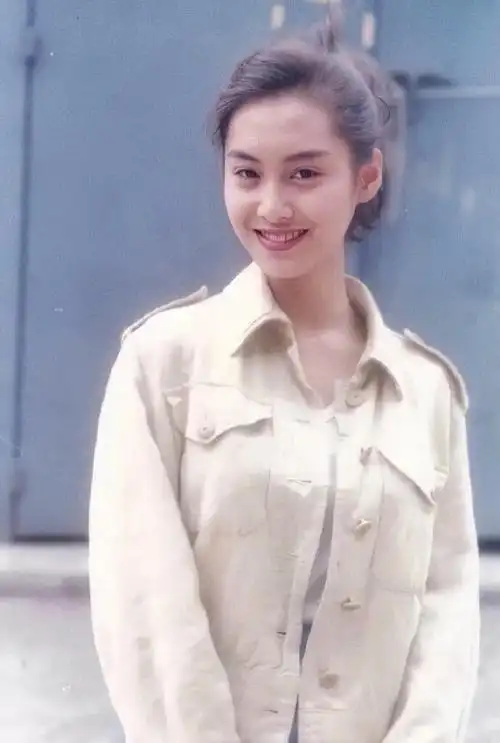 回顾52岁朱茵现状曝光住深山残屋开97年破车自由自在