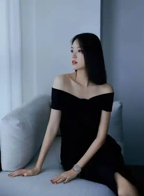 张梓琳身着st. john 2023度假系列黑色礼服裙_经典_蝴蝶结_身姿