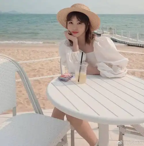 这变化也太大了吧演员盛利饰演的露露在《家有儿女》中演的那个蛮横的