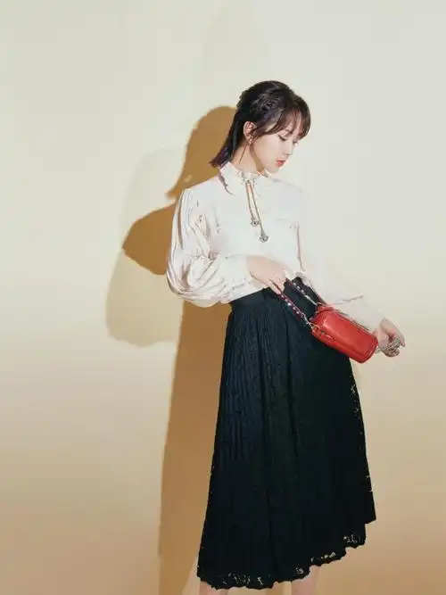 杨紫终于不乱搭了穿白色泡泡袖连衣裙化身梦境公主太惊艳了