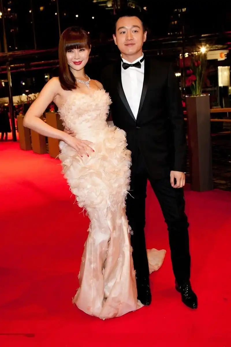 他23岁成名,与妻子相爱十年零绯闻,如今生活幸福美满!