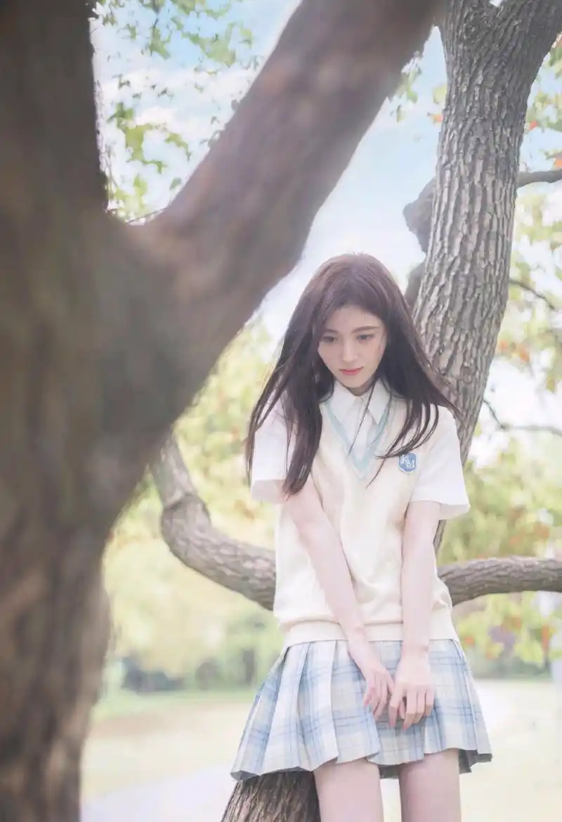 鞠婧祎一身学生装,青春靓丽,娇小可爱