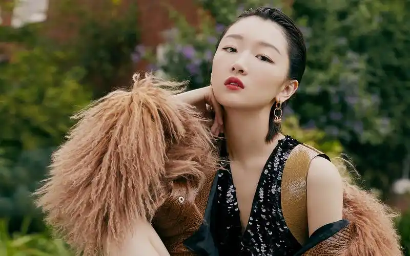 周冬雨皮草性感高清桌面壁纸