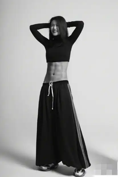 八块腹肌女孩!谭维维穿紧身短上衣秀马甲线