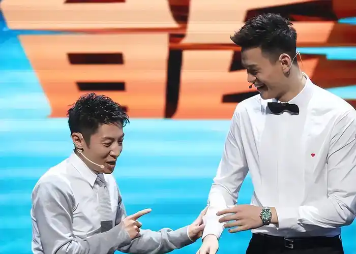 撒贝宁近照曝光,穿6厘米高跟比康辉矮半头,又矮又瘦传身高仅160_网友