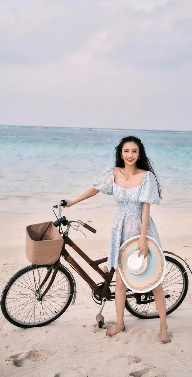 佟丽娅的假日大片,背影好美