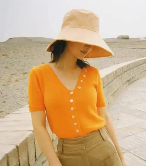 原创李沁怕摔倒特意拿小白鞋配西装本以为不合适谁知潮到我没话说